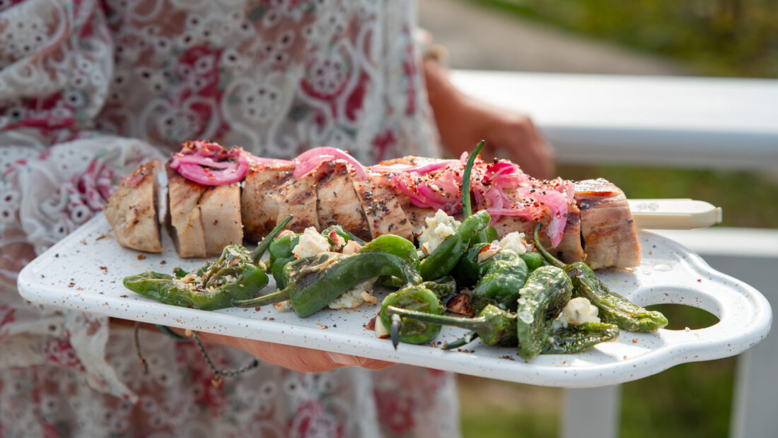 Svinefilet med syltet rødløk, padron og en smakfull potetsalat. Perfekt nå som grillsesongen står for døra